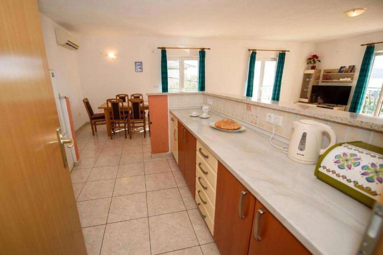Apartments By The Sea Suhi Potok, Omis - 14555 Йесенице Стая снимка