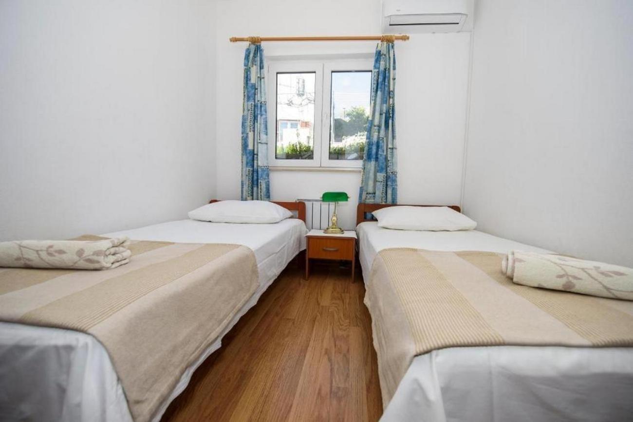 Apartments By The Sea Suhi Potok, Omis - 14555 Йесенице Стая снимка
